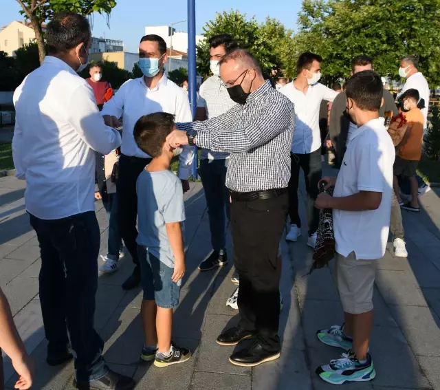 AK Parti Grup Başkanvekili Turan, bayram namazını Lapseki'de kıldı Açıklaması