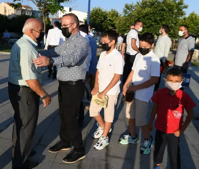 AK Parti Grup Başkanvekili Turan, bayram namazını Lapseki'de kıldı Açıklaması