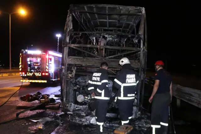 Alev topuna dönen yolcu otobüsünden son anda kurtuldular