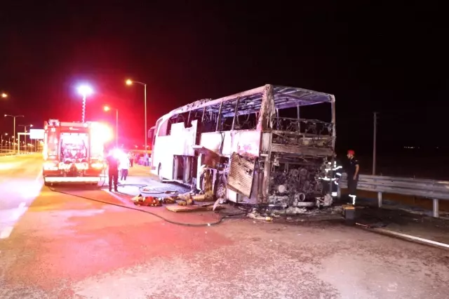 Alev topuna dönen yolcu otobüsünden son anda kurtuldular