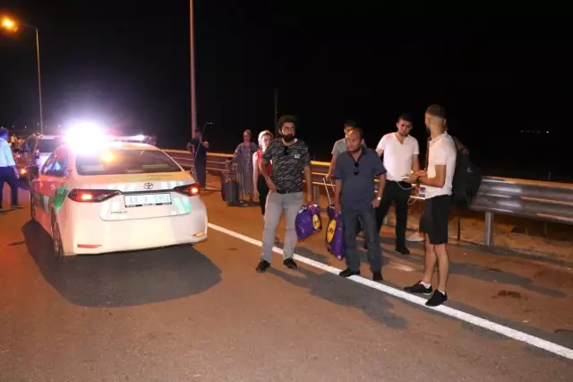 Alev topuna dönen yolcu otobüsünden son anda kurtuldular