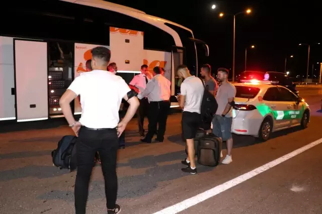 Alev topuna dönen yolcu otobüsünden son anda kurtuldular