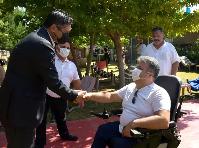 Aliağa'da mülki erkan ve vatandaşlar Engelsiz Yaşam Parkı'nda bayramlaştı