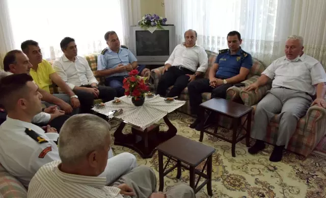 Aliağa'da mülki erkan ve vatandaşlar Engelsiz Yaşam Parkı'nda bayramlaştı