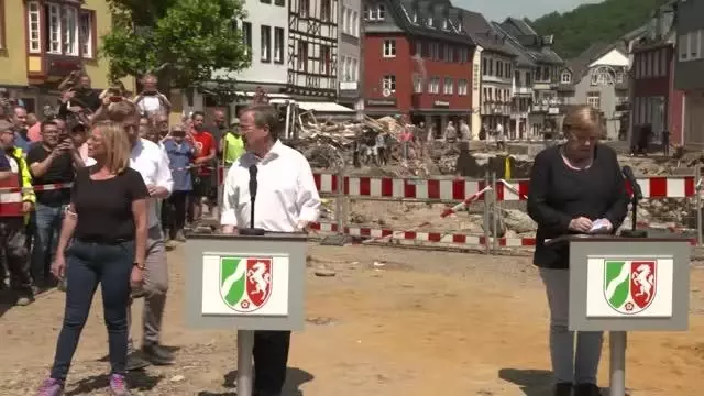 Almanya Başbakanı Merkel, Kuzey-Ren Vestfalya eyaletindeki sel bölgesinde incelemelerde bulundu Almanya Başbakanı Merkel, Kuzey-Ren Vestfalya eyaletindeki sel bölgesinde incelemelerde bulundu