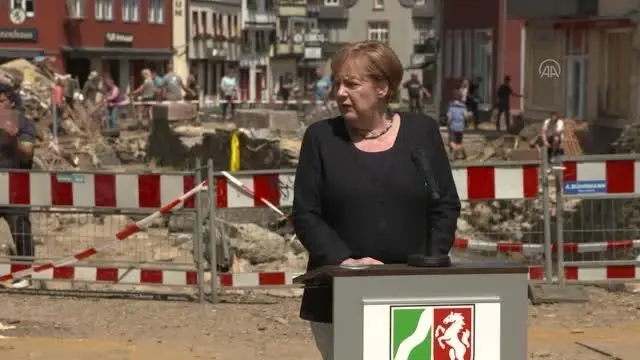 Almanya Başbakanı Merkel, Kuzey-Ren Vestfalya eyaletindeki sel bölgesinde incelemelerde bulundu