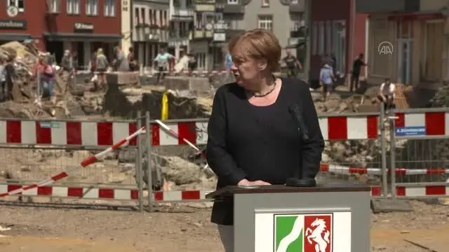 Almanya Başbakanı Merkel, Kuzey-Ren Vestfalya eyaletindeki sel bölgesinde incelemelerde bulundu