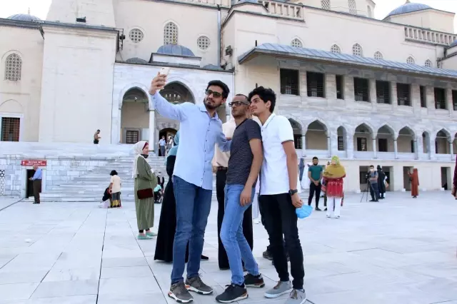 İzmir'de Kurban Bayramı namazı tedbirlerle kılındı