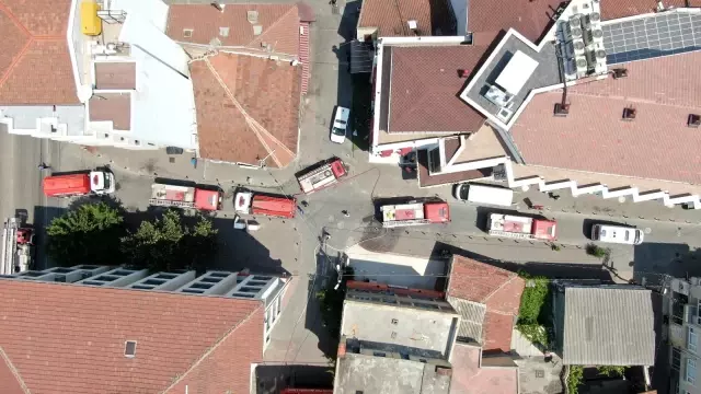 Anne ve 3 yavru kedi yangından böyle kurtarıldı