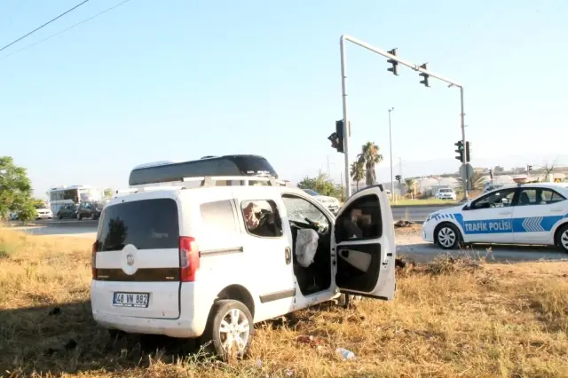 Antalya'da feci kaza: Baba öldü, anne ve 2 çocuğu yaralandı