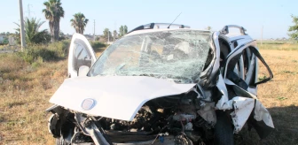 Son dakika haberi: Antalya'da hafif ticari araç direğe çarptı: 1 ölü, 3 yaralı