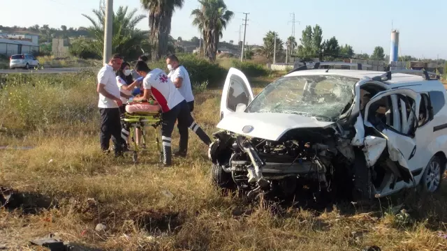 Son dakika haberi: Antalya'da hafif ticari araç direğe çarptı: 1 ölü, 3 yaralı