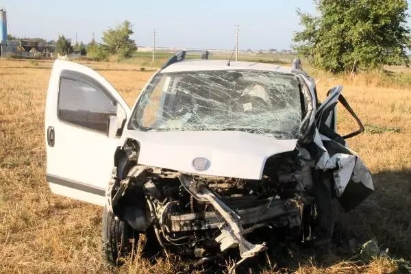 Son Dakika | TAKLA ATAN ARACIN SÜRÜCÜSÜ ÖLDÜ, EŞİ VE 2 ÇOCUĞU YARALANDI