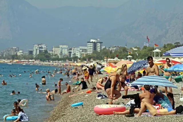 Antalya sahillerinde bayram yoğunluğu