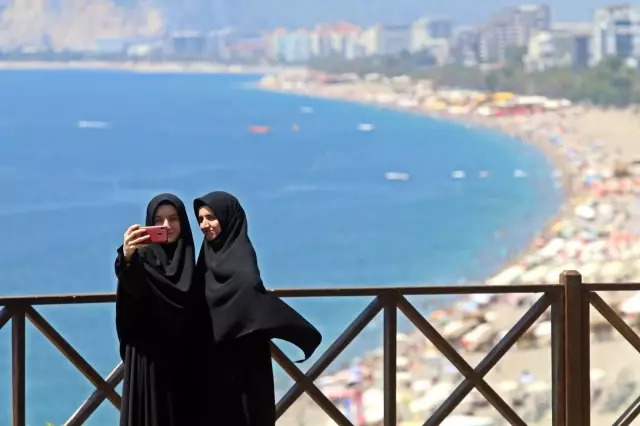 Antalya sahillerinde bayram yoğunluğu