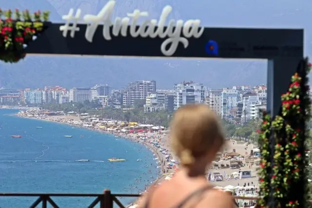 Antalya sahillerinde bayram yoğunluğu Antalya sahillerinde bayram yoğunluğu