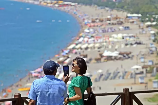Antalya sahillerinde bayram yoğunluğu
