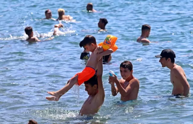 Antalya sahillerinde bayram yoğunluğu