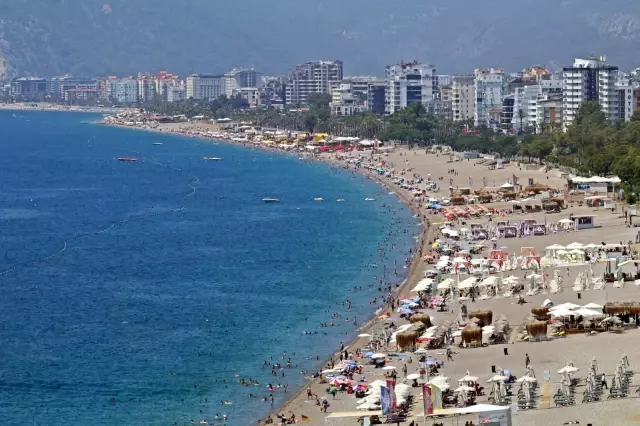 Antalya sahillerinde bayram yoğunluğu