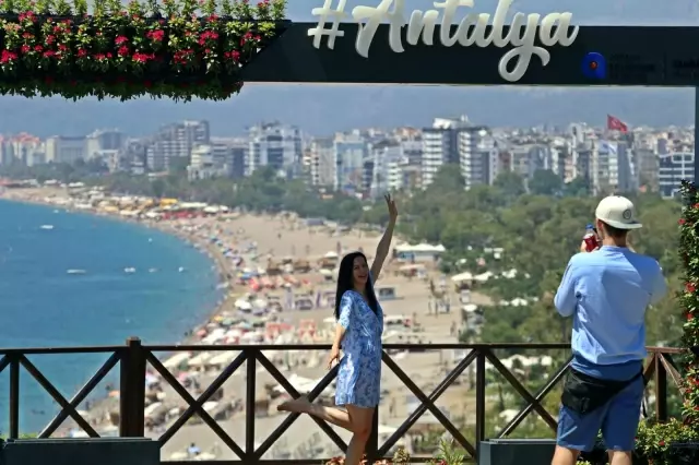 Antalya sahillerinde bayram yoğunluğu