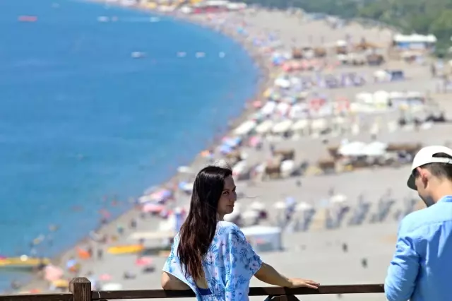 Antalya sahillerinde bayram yoğunluğu