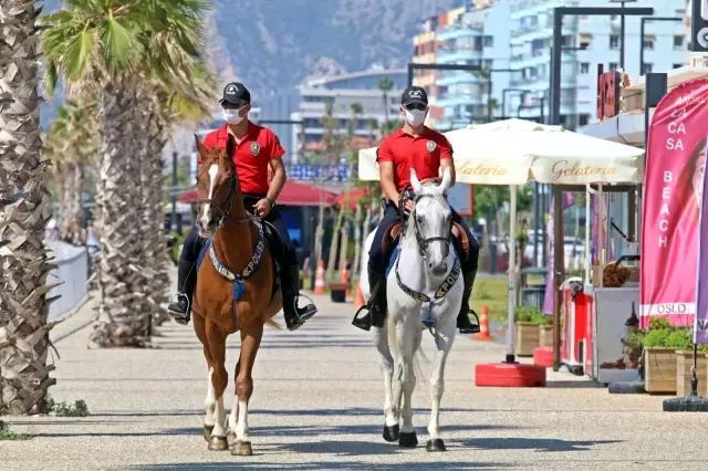 Antalya sahillerinde bayram yoğunluğu