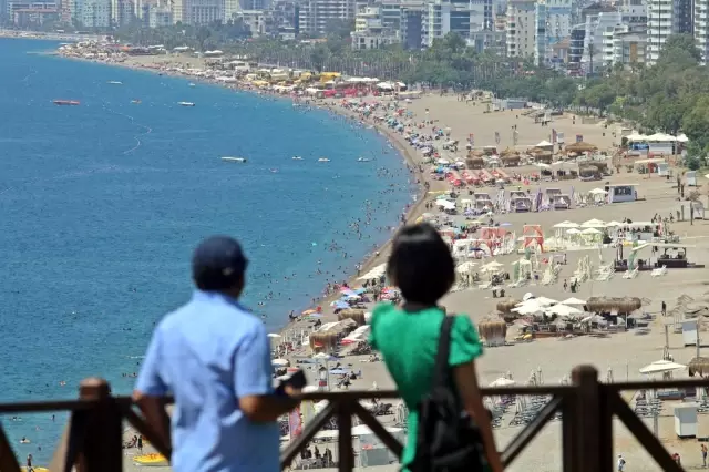 Antalya sahillerinde bayram yoğunluğu