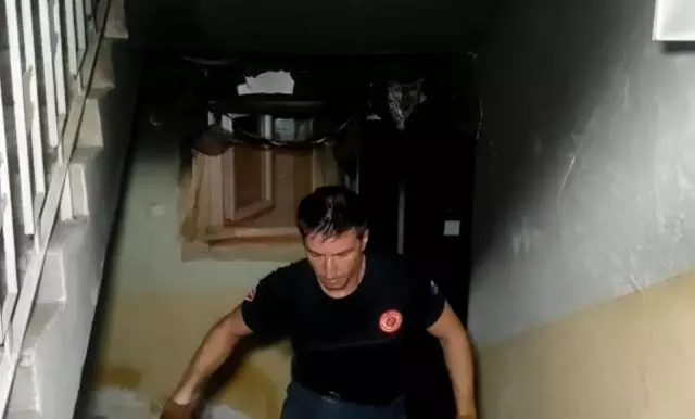 Apartmanın zemin katı alevlere teslim oldu: Korkulukları kırıp müdahale ettiler