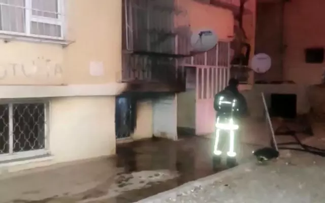 Apartmanın zemin katı alevlere teslim oldu: Korkulukları kırıp müdahale ettiler