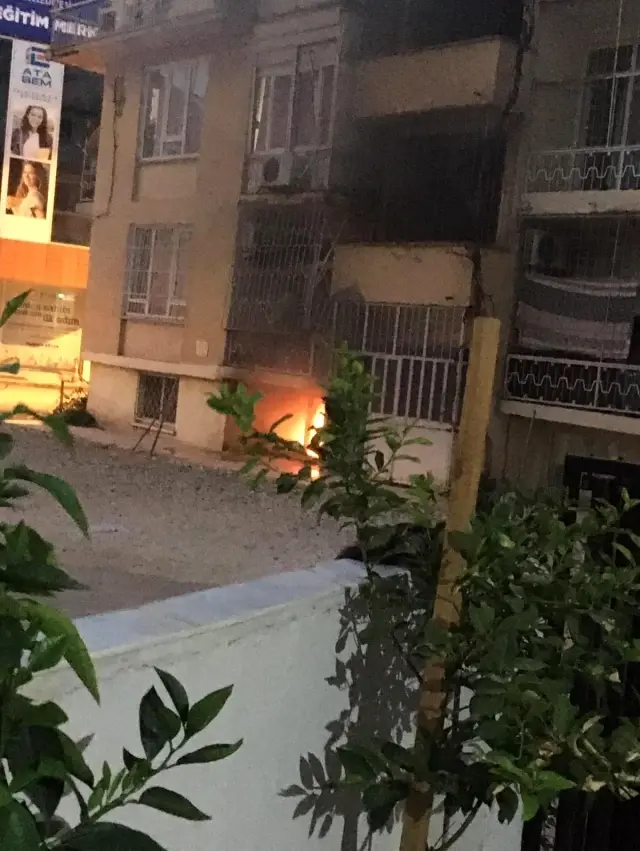Apartmanın zemin katı alevlere teslim oldu: Korkulukları kırıp müdahale ettiler