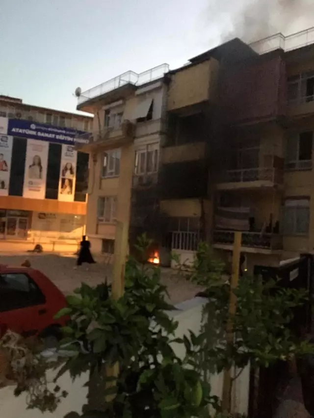 Apartmanın zemin katı alevlere teslim oldu: Korkulukları kırıp müdahale ettiler