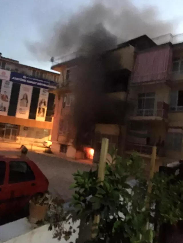 Apartmanın zemin katı alevlere teslim oldu: Korkulukları kırıp müdahale ettiler