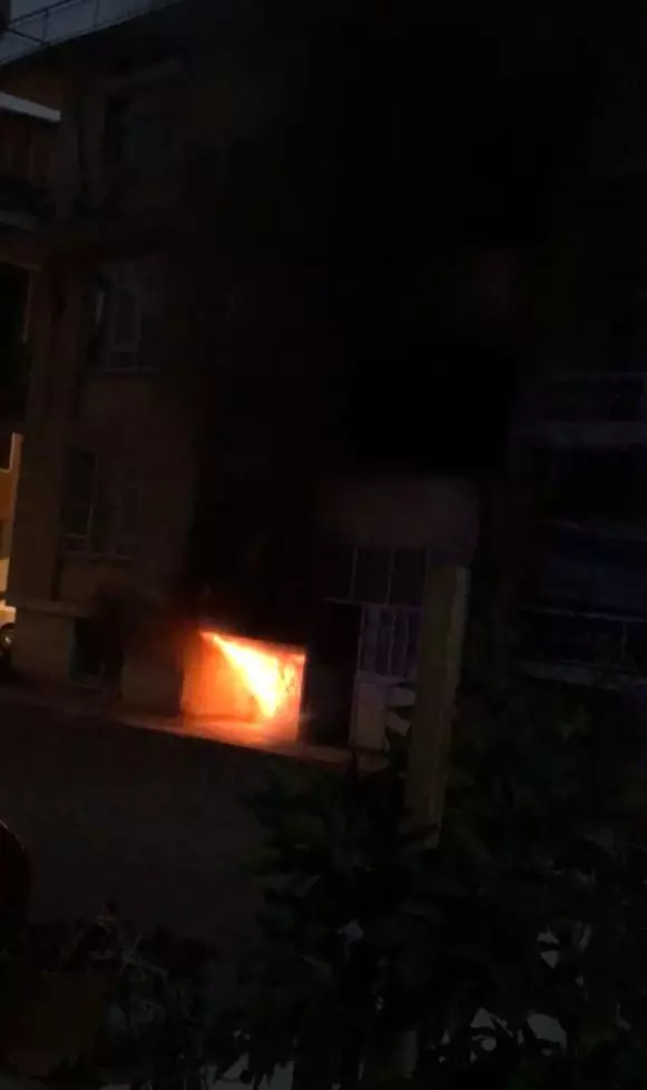 Apartmanın zemin katı alevlere teslim oldu: Korkulukları kırıp müdahale ettiler