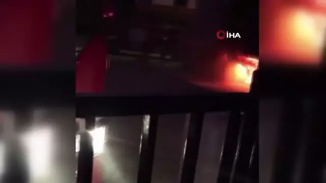 Apartmanın zemin katı alevlere teslim oldu: Korkulukları kırıp müdahale ettiler Apartmanın zemin katı alevlere teslim oldu: Korkulukları kırıp müdahale ettiler