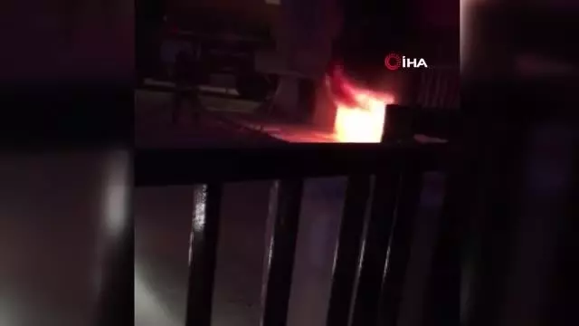Apartmanın zemin katı alevlere teslim oldu: Korkulukları kırıp müdahale ettiler