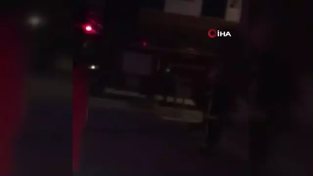 Apartmanın zemin katı alevlere teslim oldu: Korkulukları kırıp müdahale ettiler