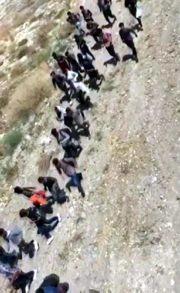 Arazide topluca ilerleyen 113 kaçak göçmen yakalandı