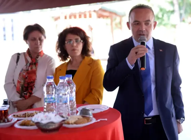 Vali Öner, vatandaşlar ve nöbetçi kamu çalışanlarıyla bayramlaştı