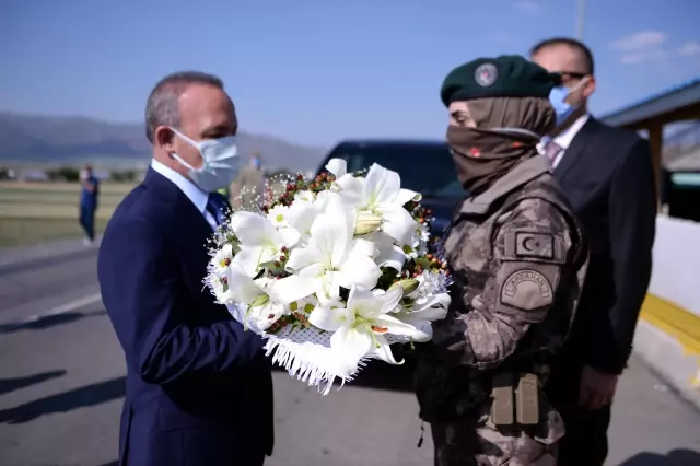 Vali Öner, vatandaşlar ve nöbetçi kamu çalışanlarıyla bayramlaştı