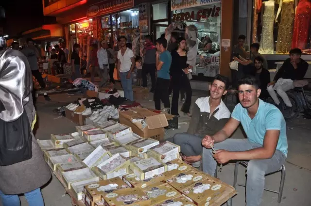 Yüksekova'da bayram alışverişi yoğunluğu gece geç saatlere kadar sürdü