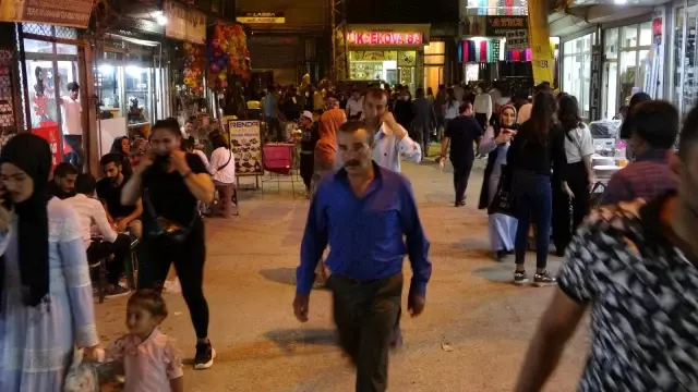 Yüksekova'da bayram alışverişi yoğunluğu gece geç saatlere kadar sürdü