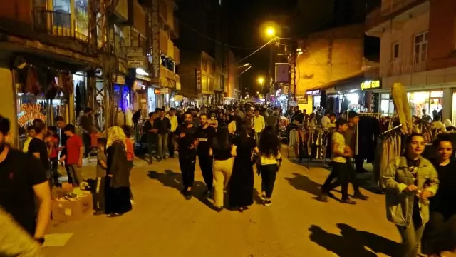 Yüksekova'da bayram alışverişi yoğunluğu gece geç saatlere kadar sürdü