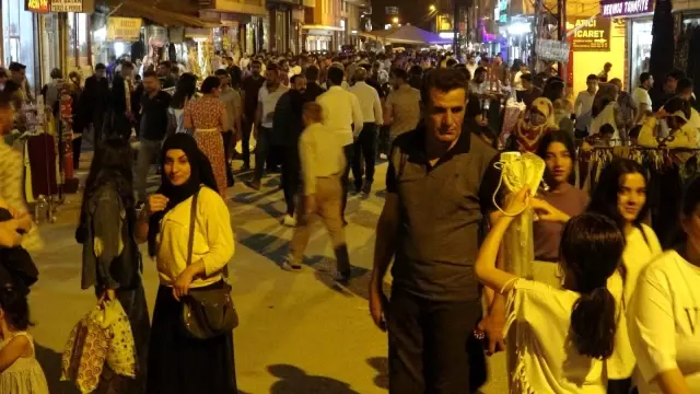 Yüksekova'da bayram alışverişi yoğunluğu gece geç saatlere kadar sürdü
