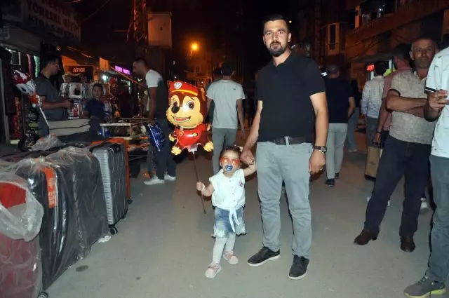 Yüksekova'da bayram alışverişi yoğunluğu gece geç saatlere kadar sürdü