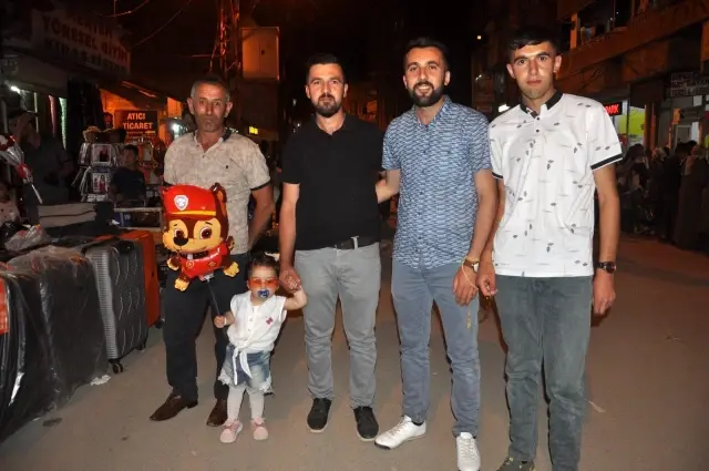 Yüksekova'da bayram alışverişi yoğunluğu gece geç saatlere kadar sürdü