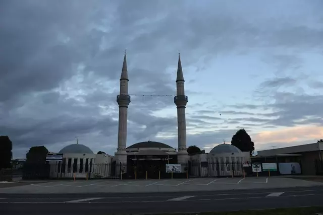 MELBOURNE - Avustralya'nın Sydney ve Melbourne kentlerinde Kovid-19 nedeniyle kapalı camilerde bayram namazı kılınamadı