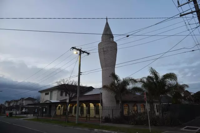 MELBOURNE - Avustralya'nın Sydney ve Melbourne kentlerinde Kovid-19 nedeniyle kapalı camilerde bayram namazı kılınamadı