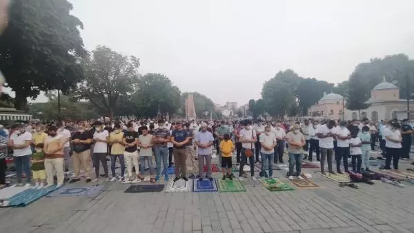 AYASOFYA CAMİİ'NDE BAYRAM NAMAZI KILINDI