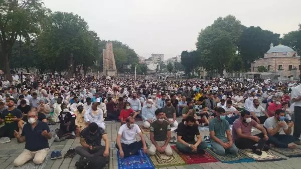 AYASOFYA CAMİİ'NDE BAYRAM NAMAZI KILINDI