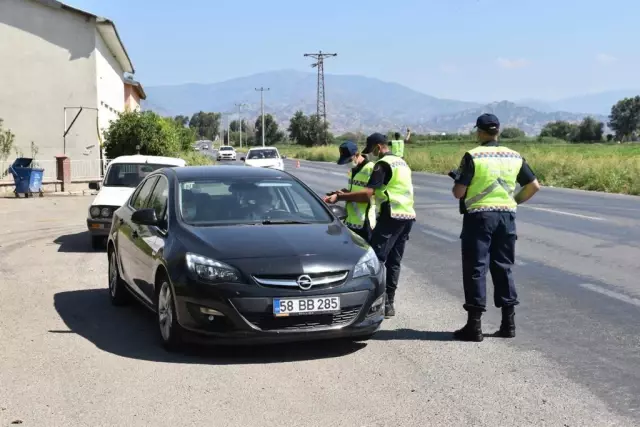 Aydın'da jandarma, helikopter destekli denetim yaptı
